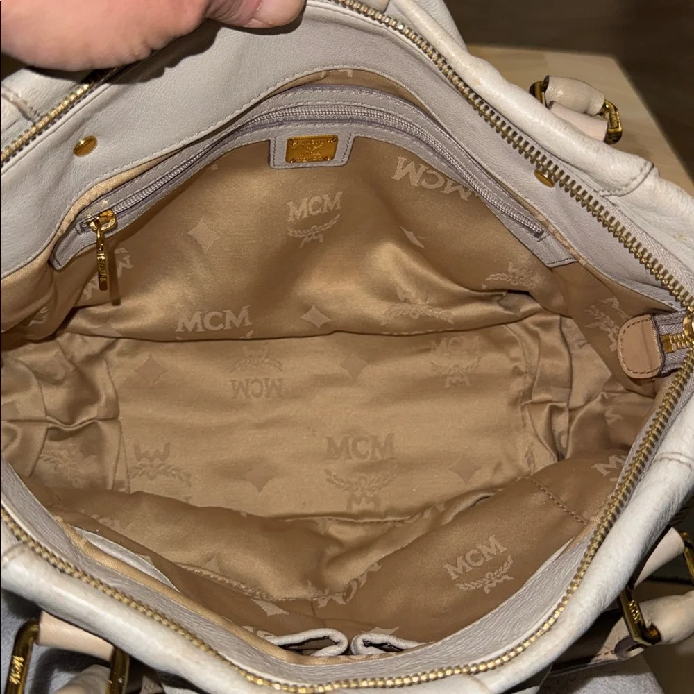 MCM Cream Leather Shoulder Bag With Whip Stiching - Picture 7 of 14